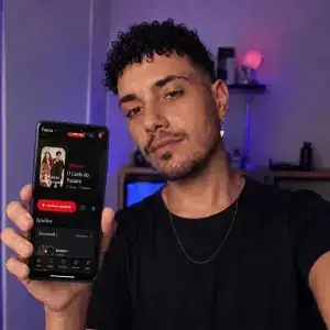 Rafael Monteiro assistindo novelas turcas no app