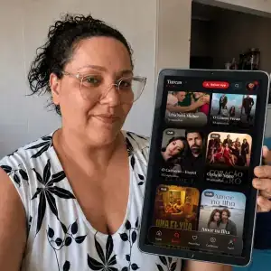 Vera Lúcia Moraes assistindo novelas turcas no app