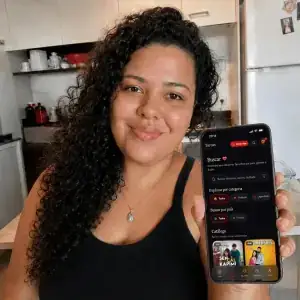 Neusa Ribeiro assistindo novelas turcas no app